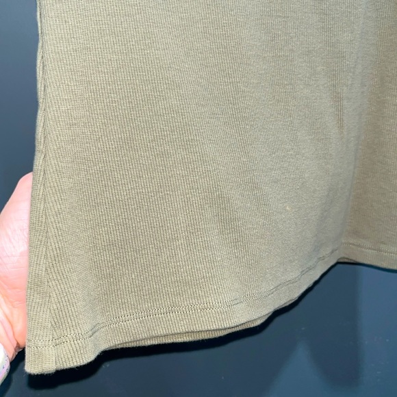 Guess Army Green Tee - Picture 5 of 7